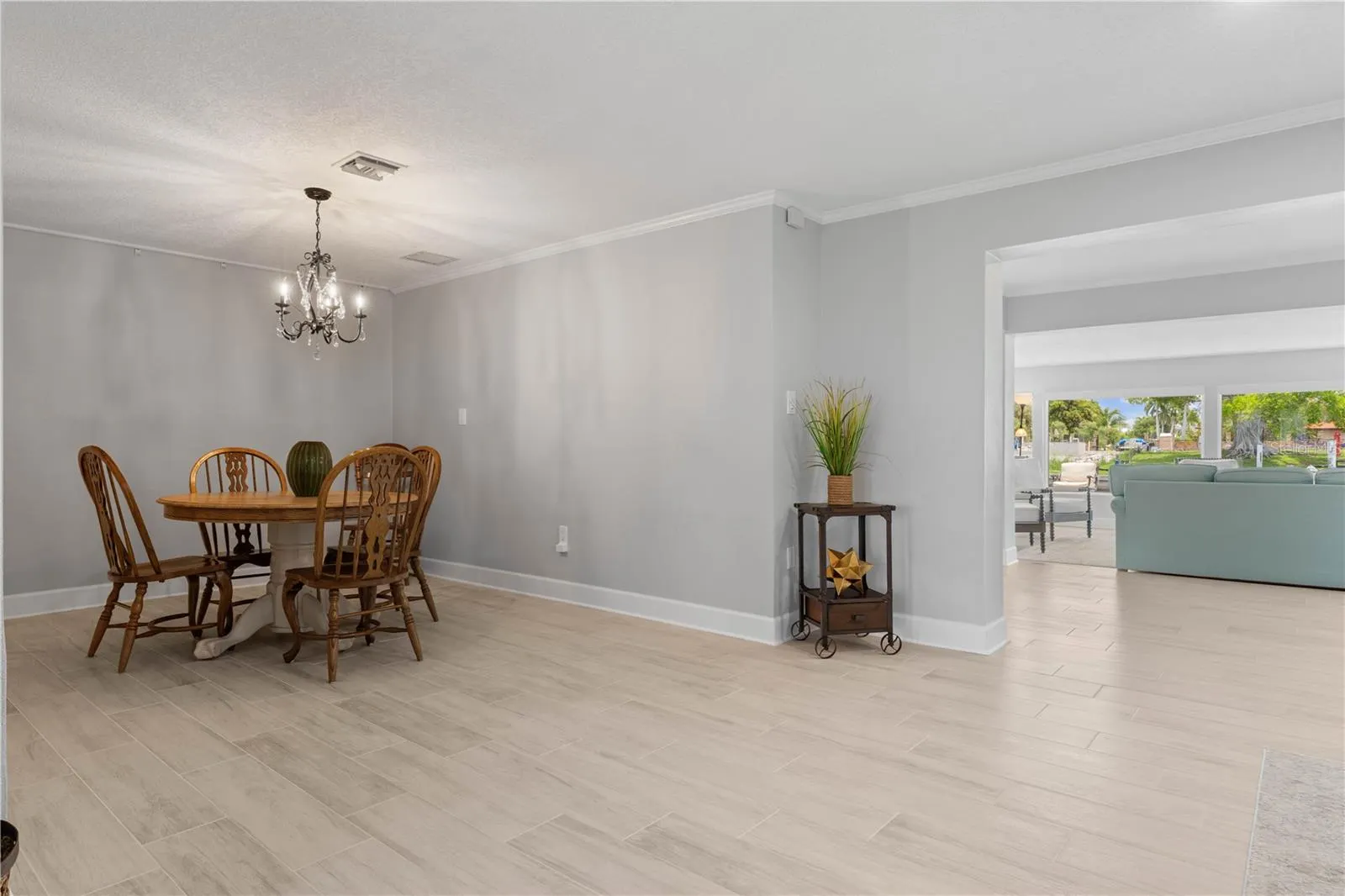2211 PALM TREE DR