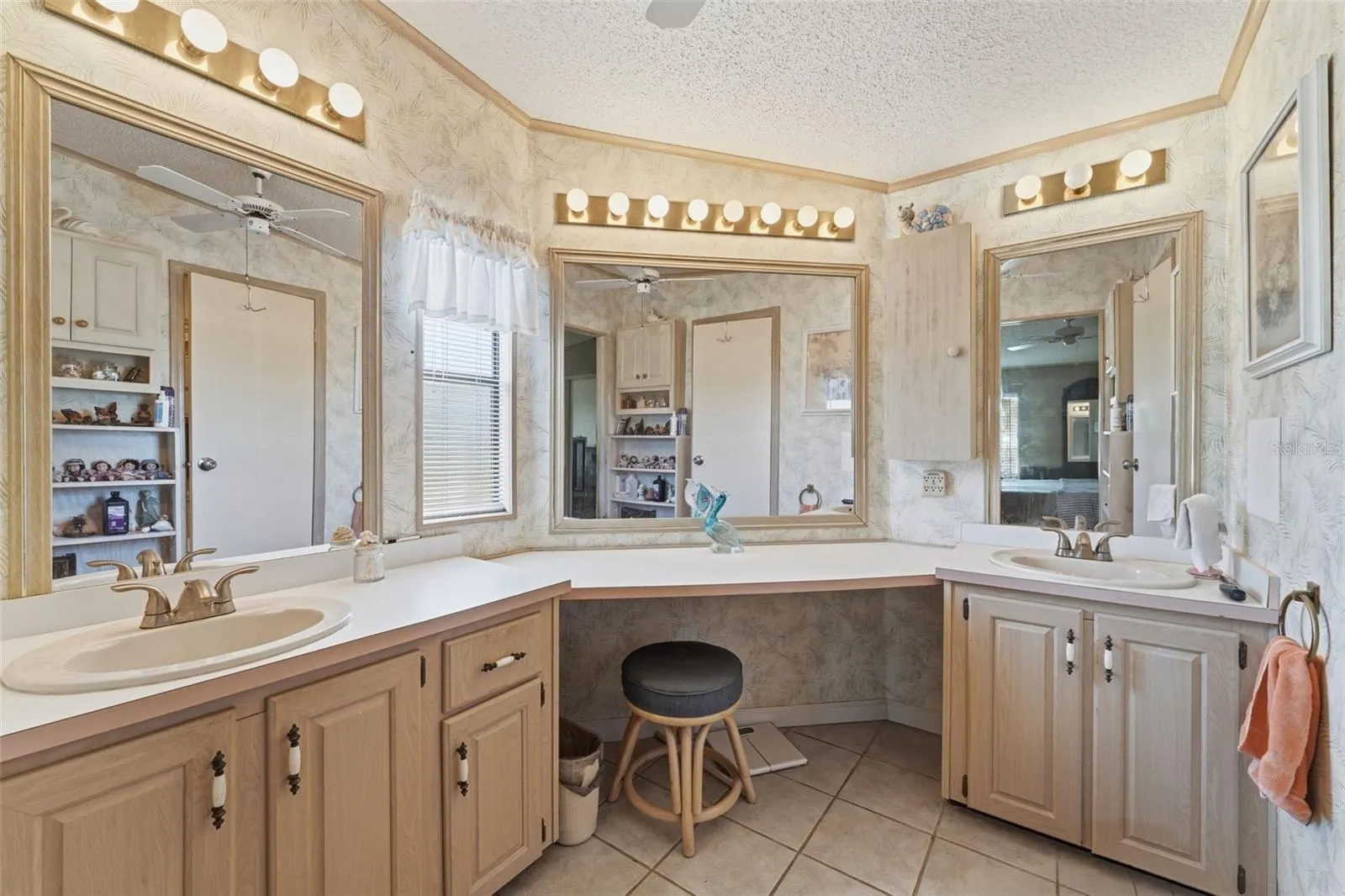576 PORTSIDE DR