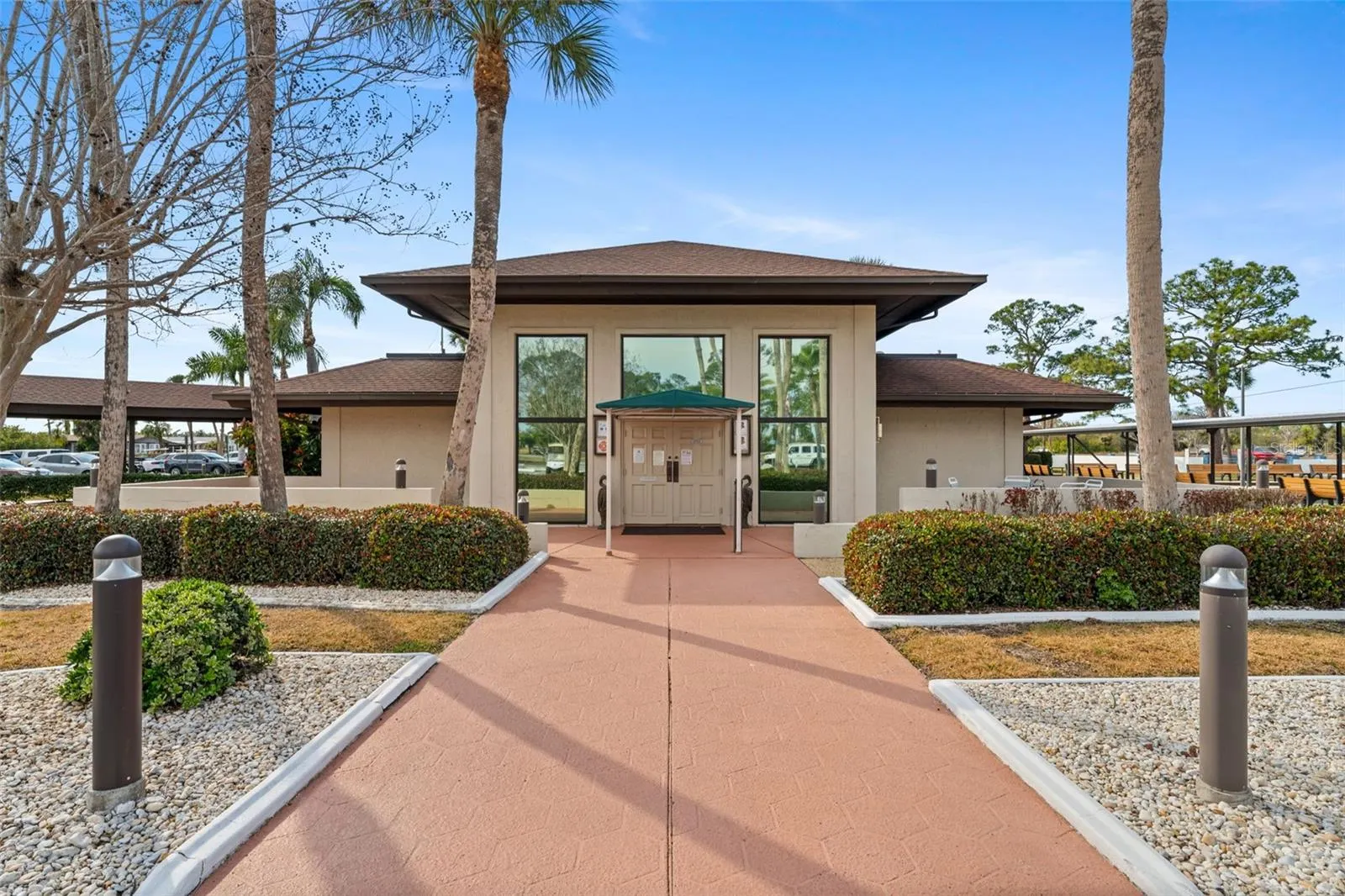576 PORTSIDE DR