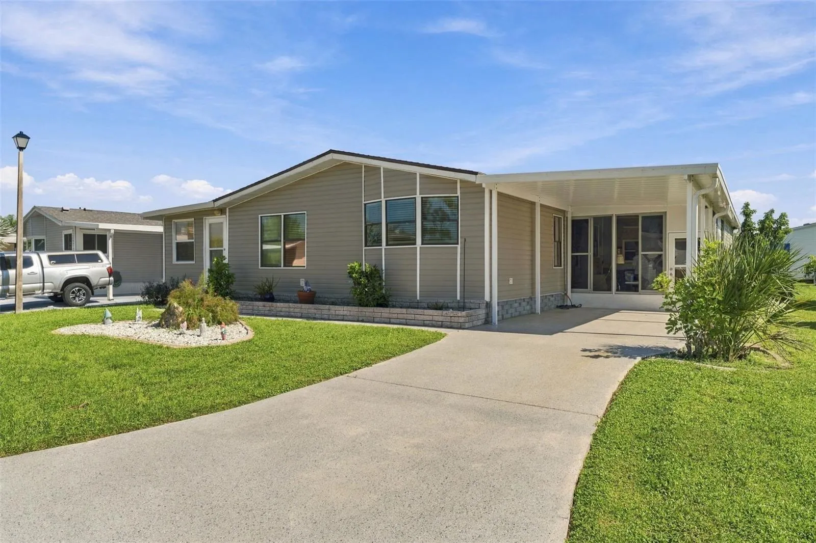 576 PORTSIDE DR
