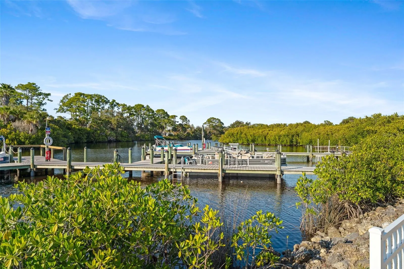 576 PORTSIDE DR