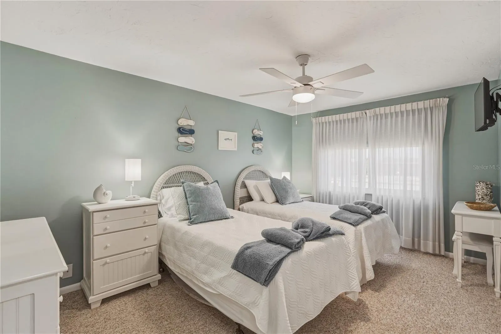 21277 EDGEWATER DR