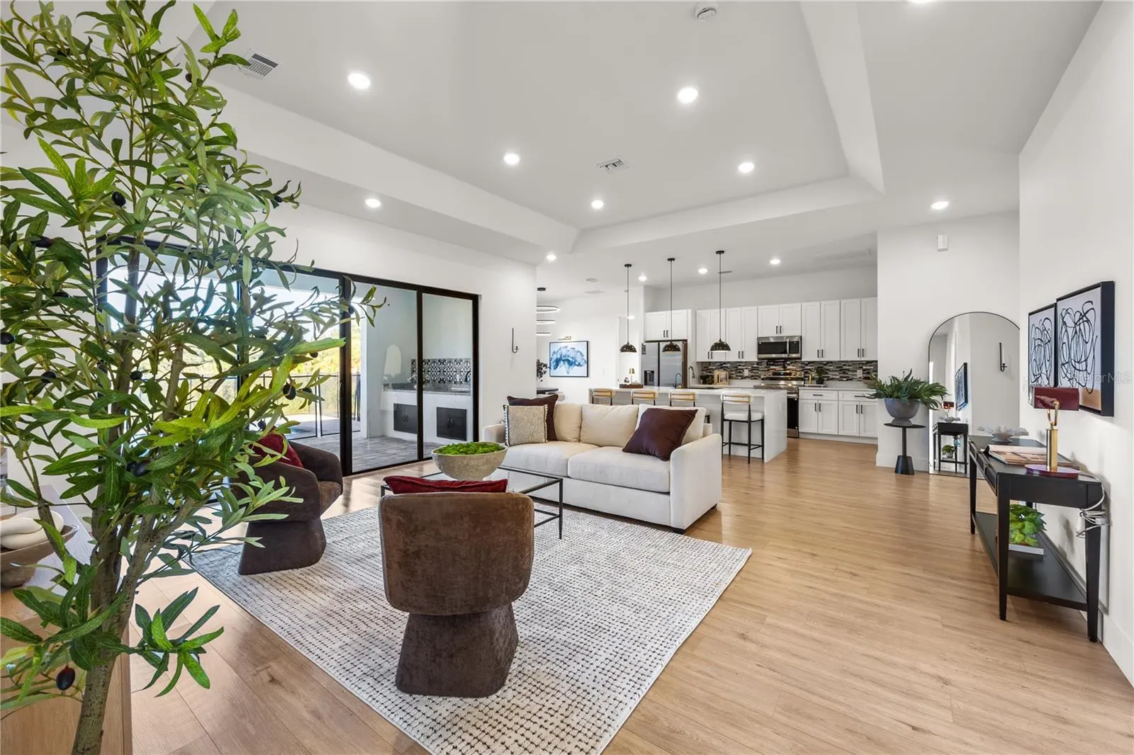 229 FERDON CIR