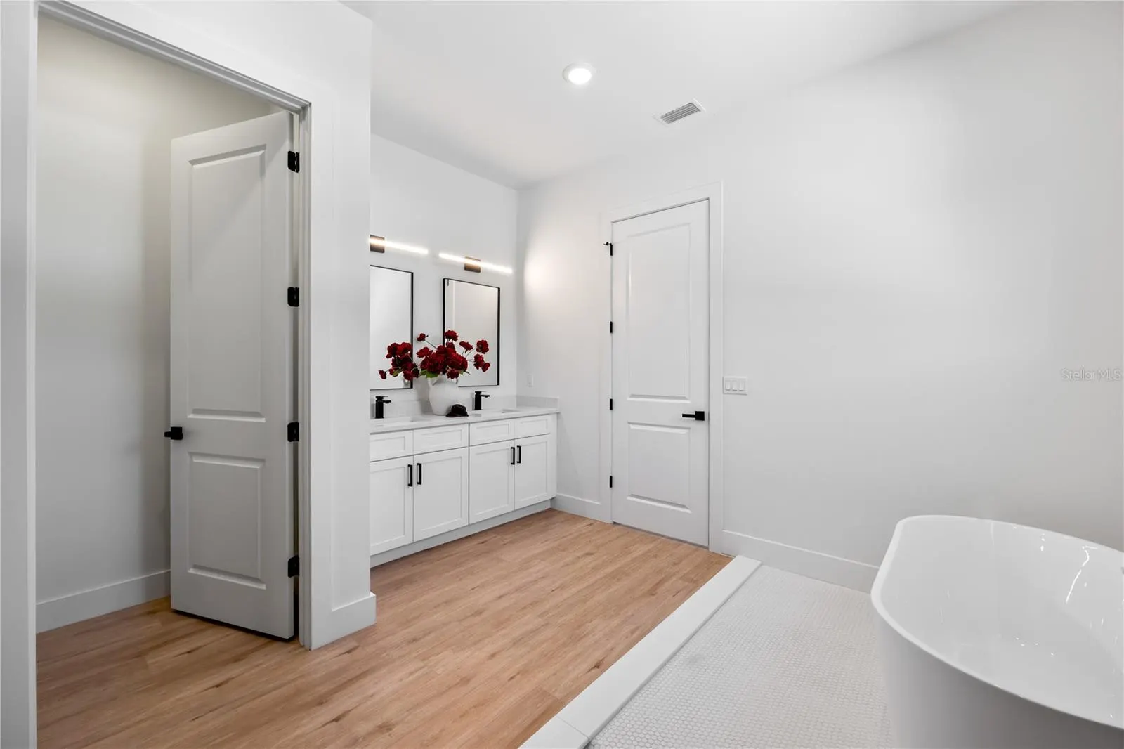 229 FERDON CIR