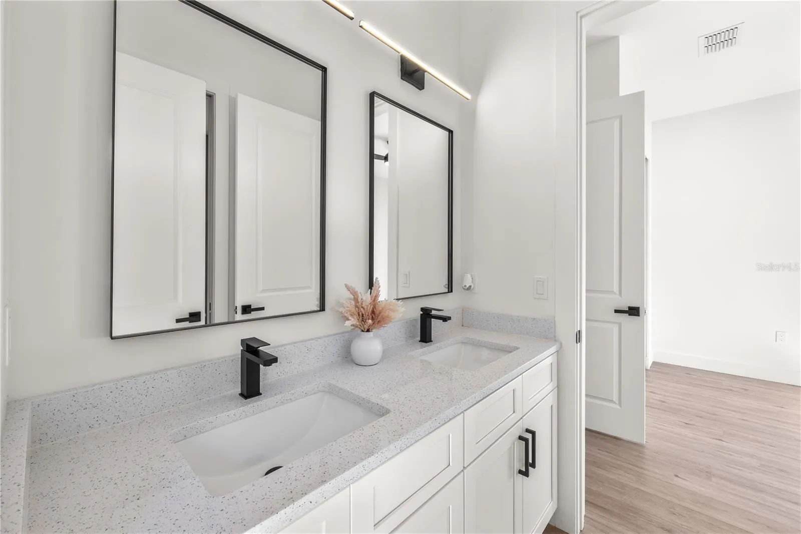 229 FERDON CIR