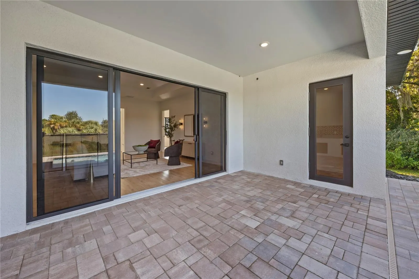 229 FERDON CIR