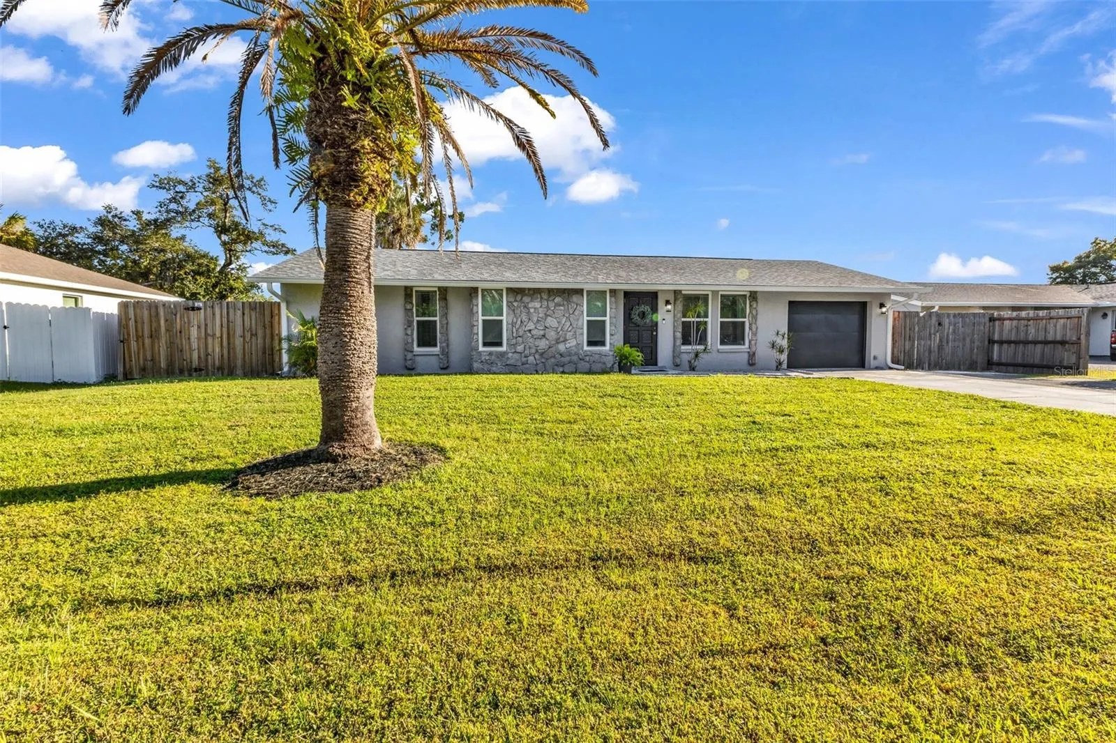 2562 LAKESHORE CIR