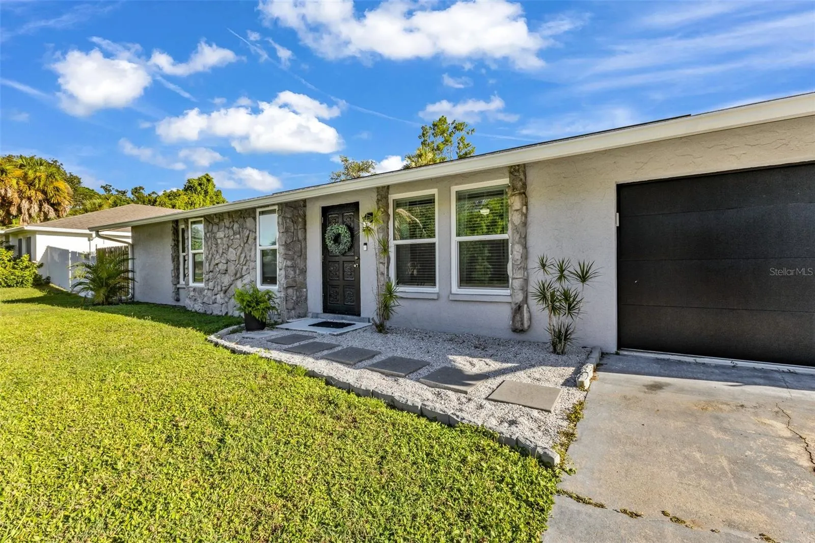 2562 LAKESHORE CIR