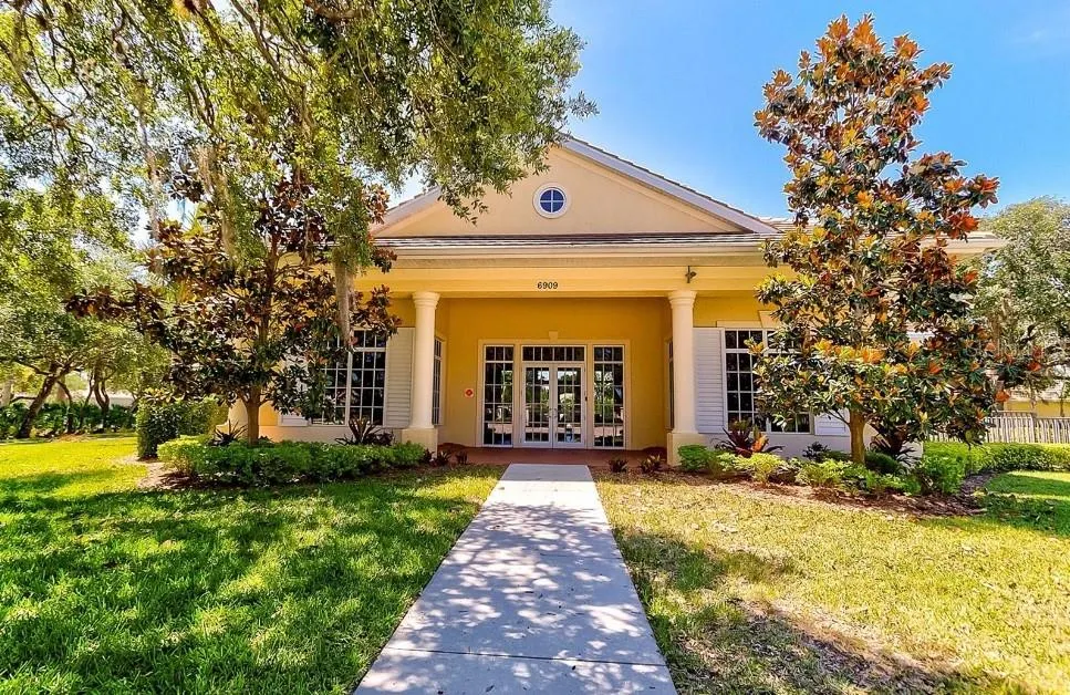 2290 MOSSY OAK DR