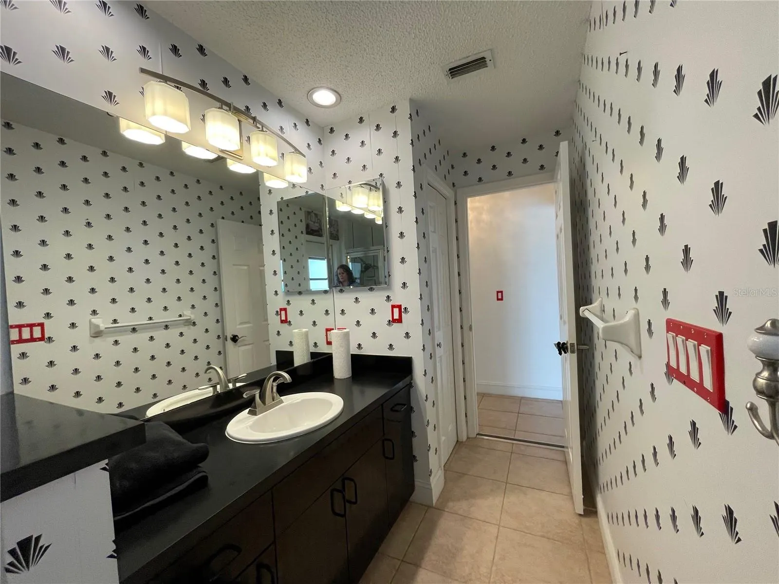 215 MARK TWAIN LN
