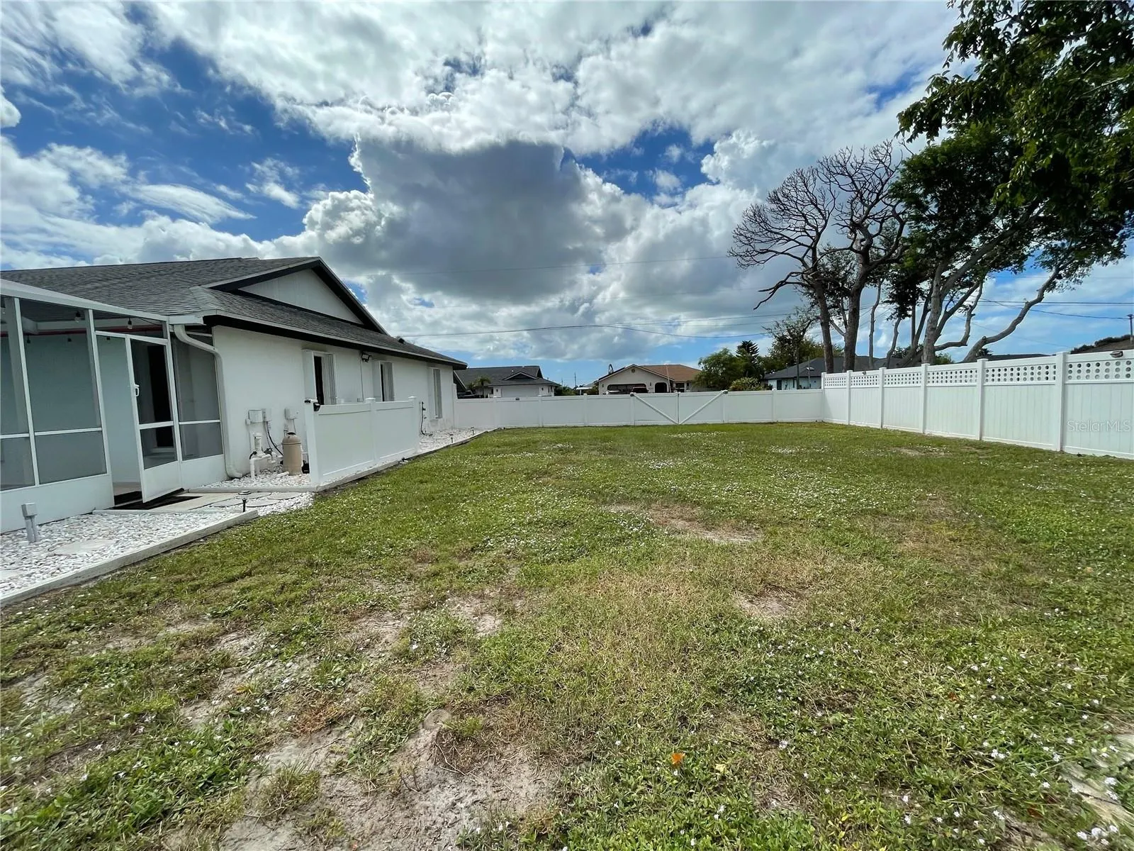 215 MARK TWAIN LN