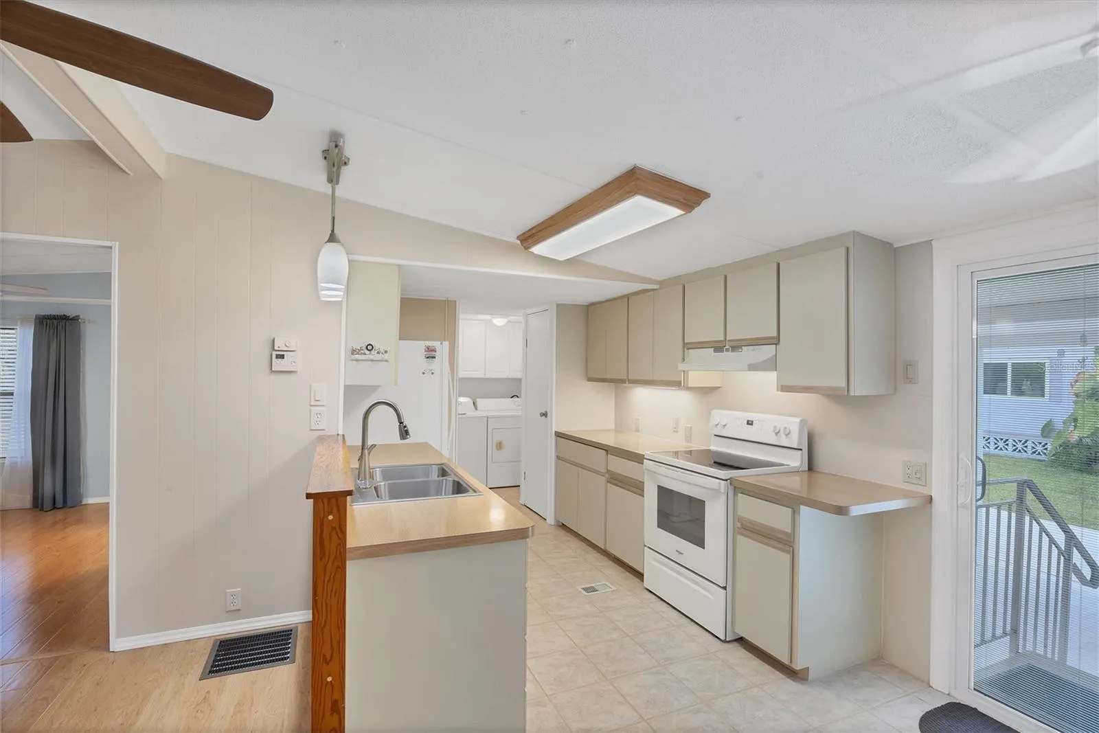 1200 SEAHORSE LN