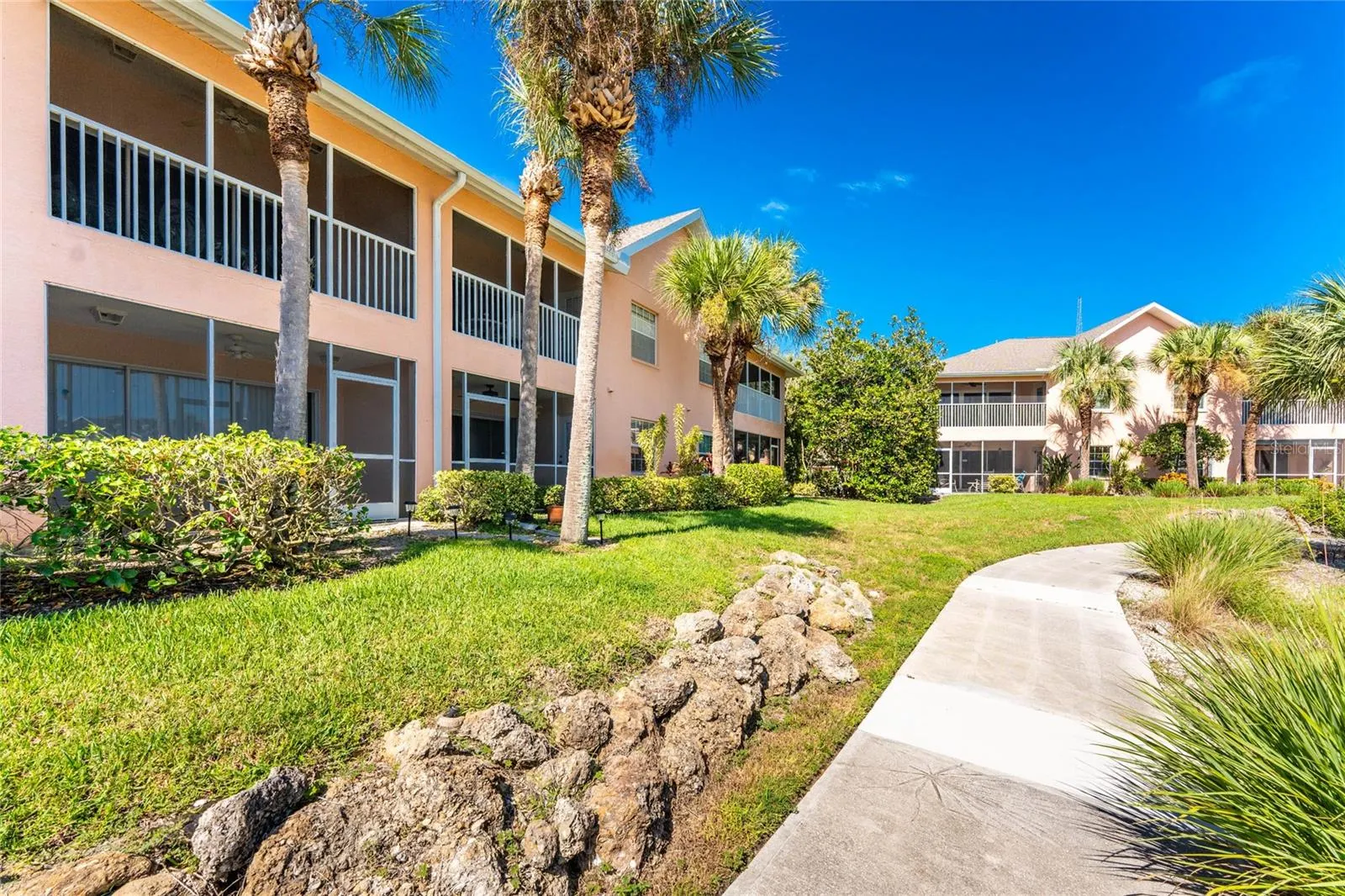 1091 LIVE OAK CIR #102, #102
