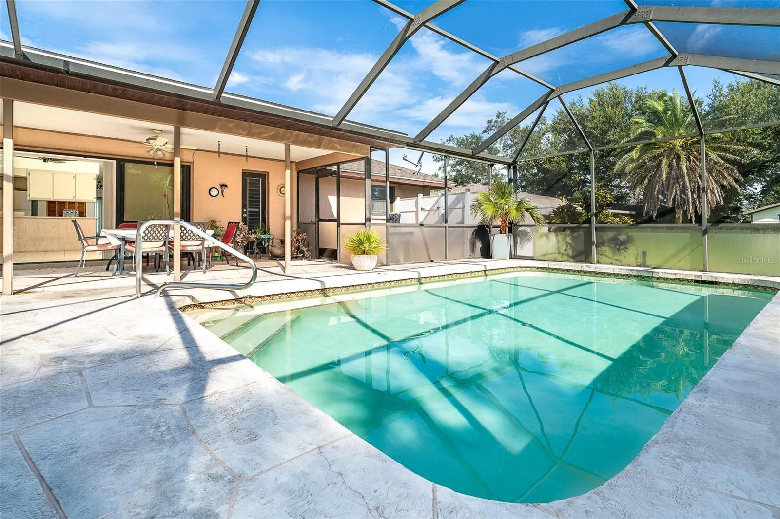 537 VERONA ST