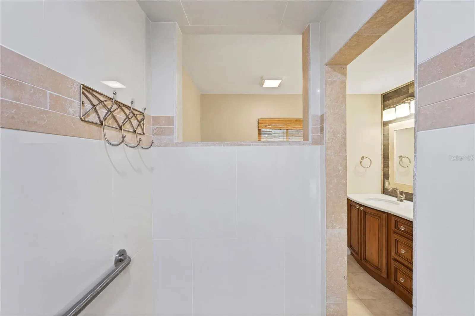 1070 BAYSHORE DR