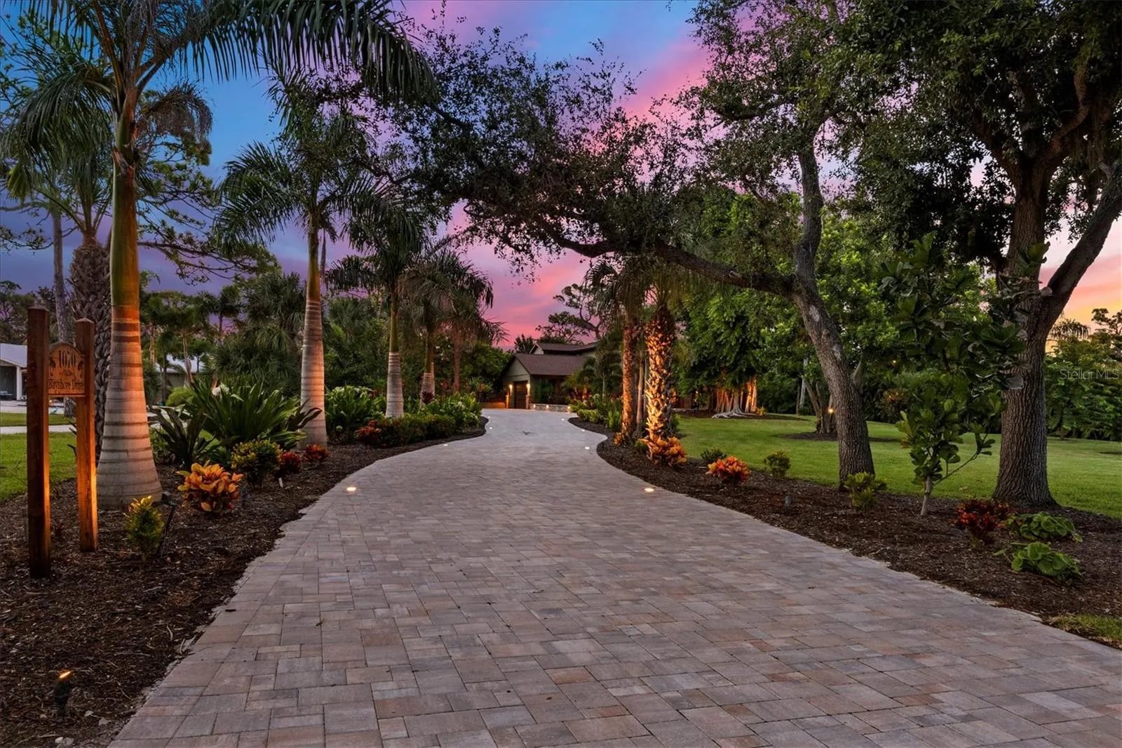 1070 BAYSHORE DR
