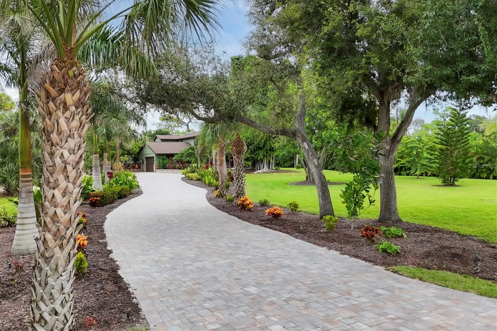 1070 BAYSHORE DR