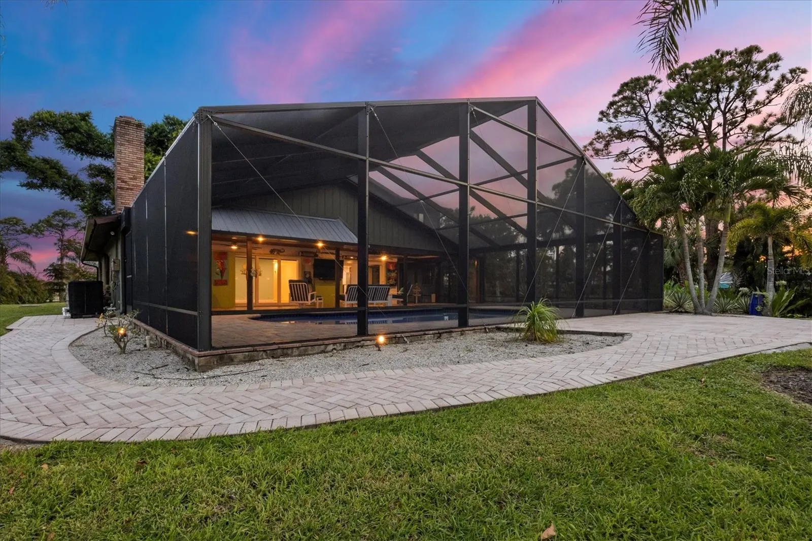 1070 BAYSHORE DR