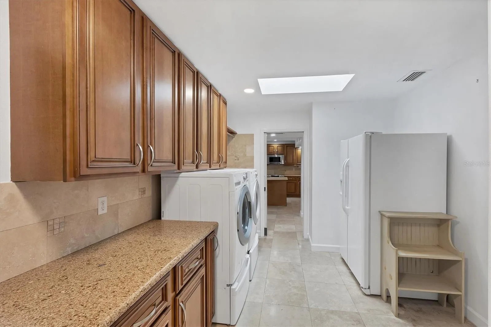 1070 BAYSHORE DR