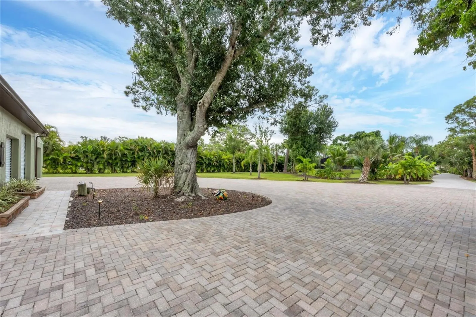 1070 BAYSHORE DR