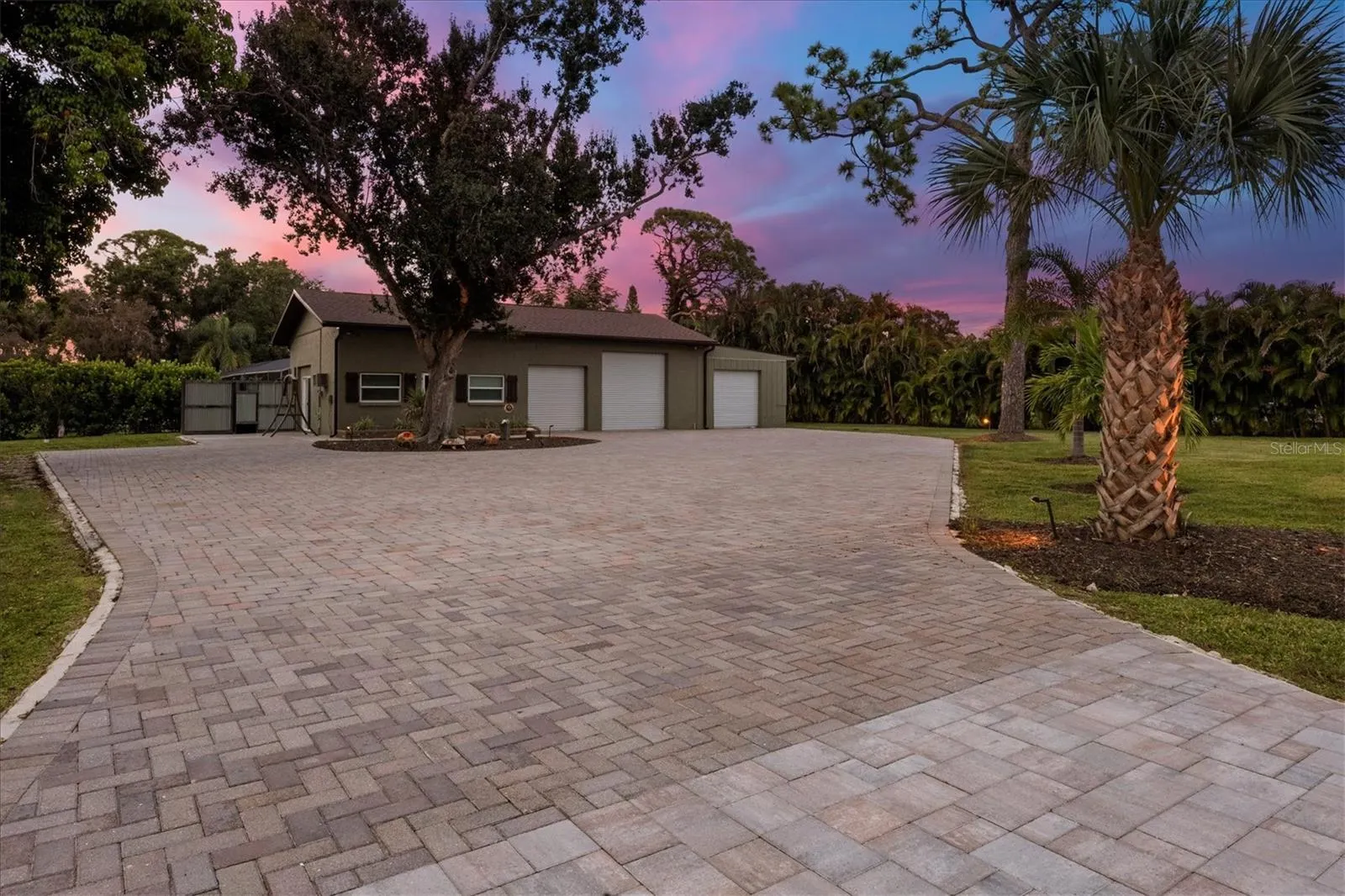 1070 BAYSHORE DR