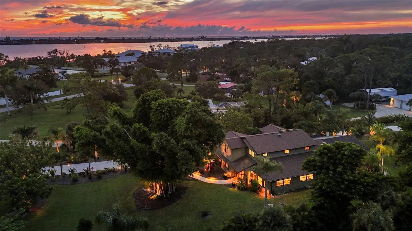 1070 BAYSHORE DR