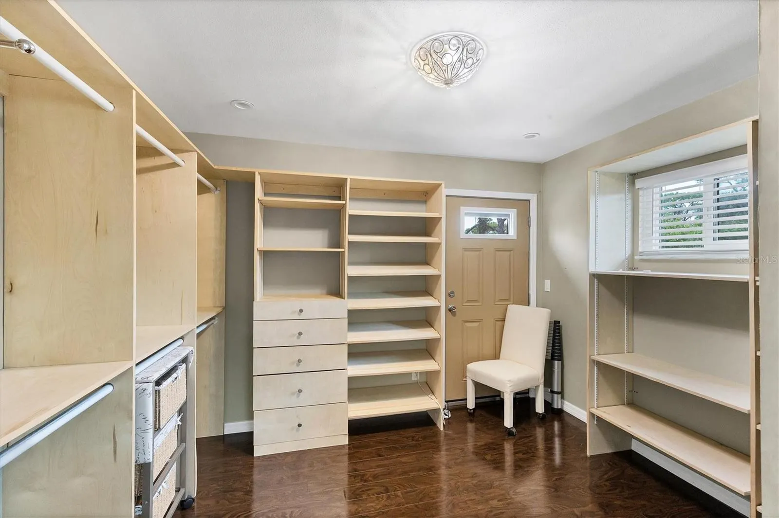1070 BAYSHORE DR