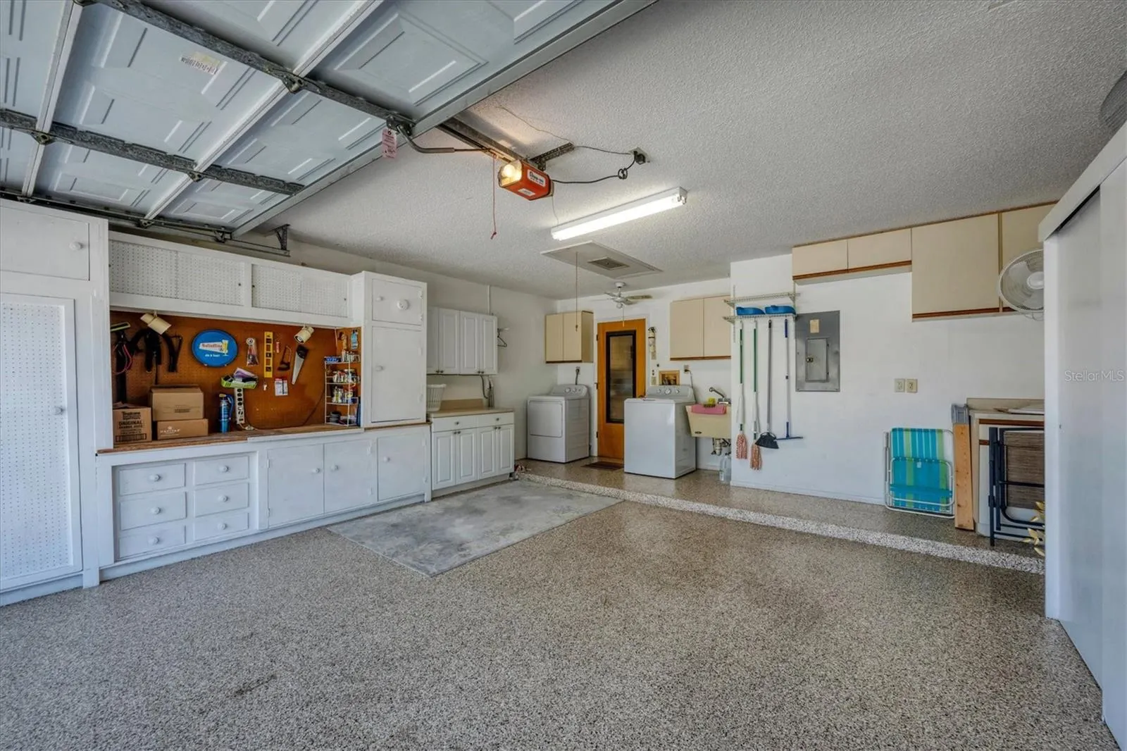 610 APPLE LN
