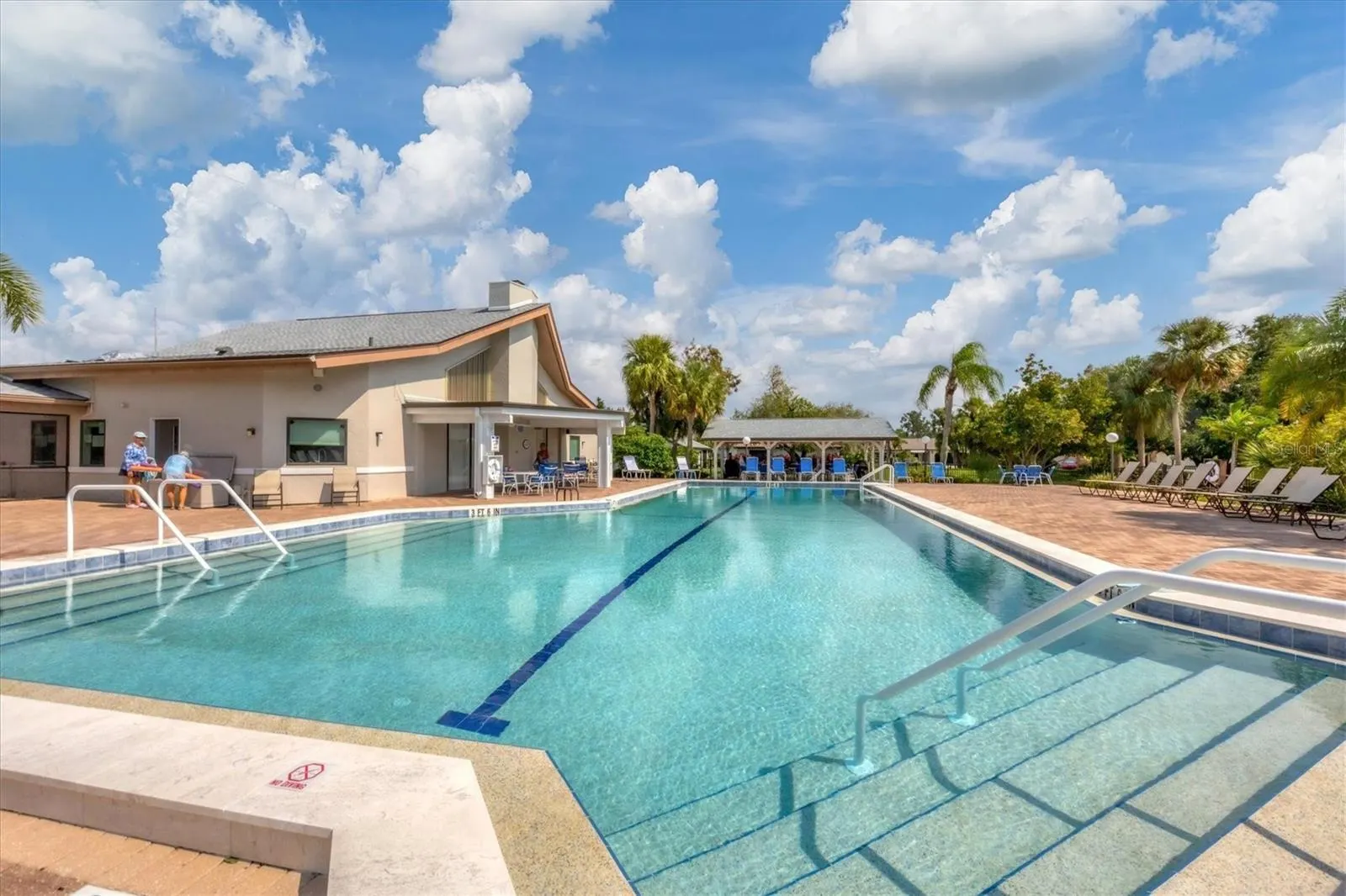 610 APPLE LN