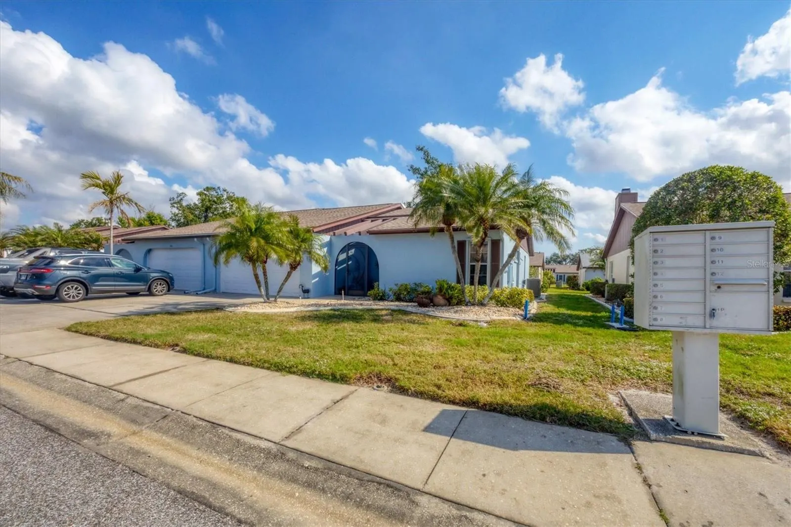 610 APPLE LN