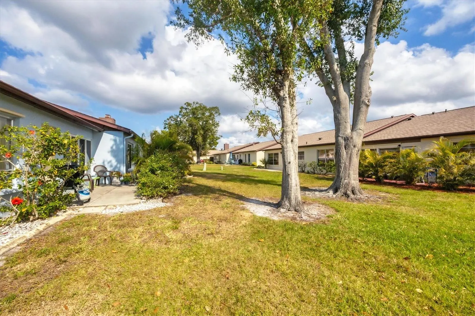 610 APPLE LN