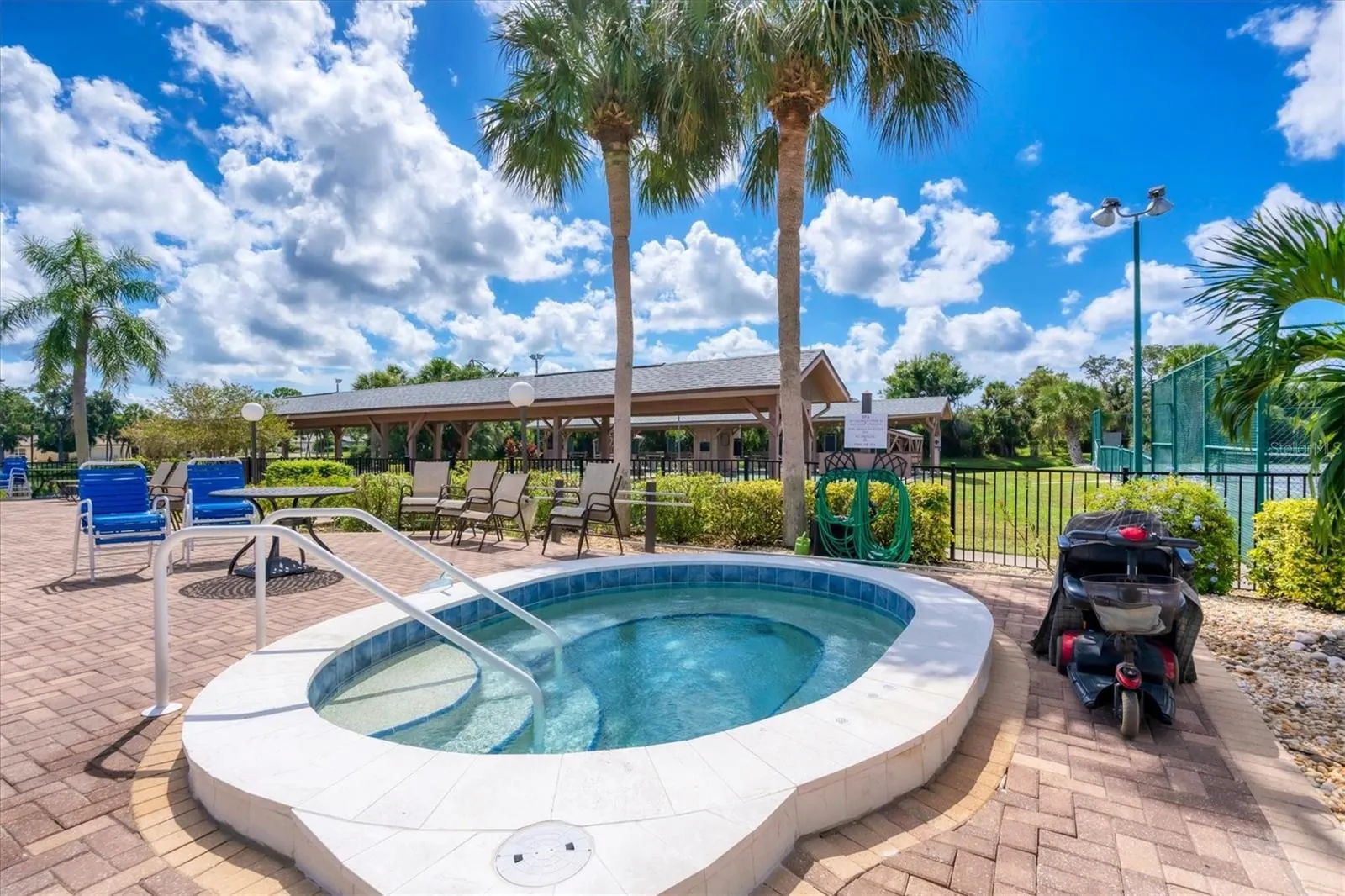 610 APPLE LN