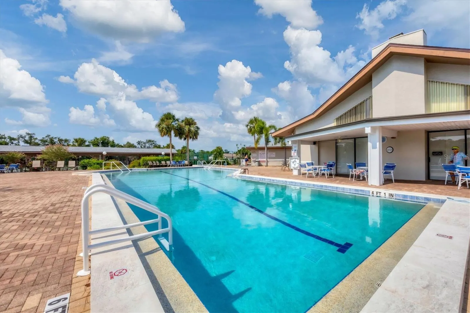 610 APPLE LN