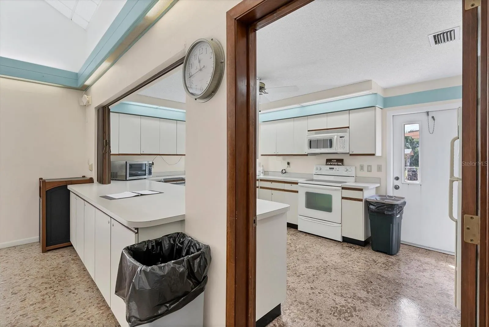 610 APPLE LN