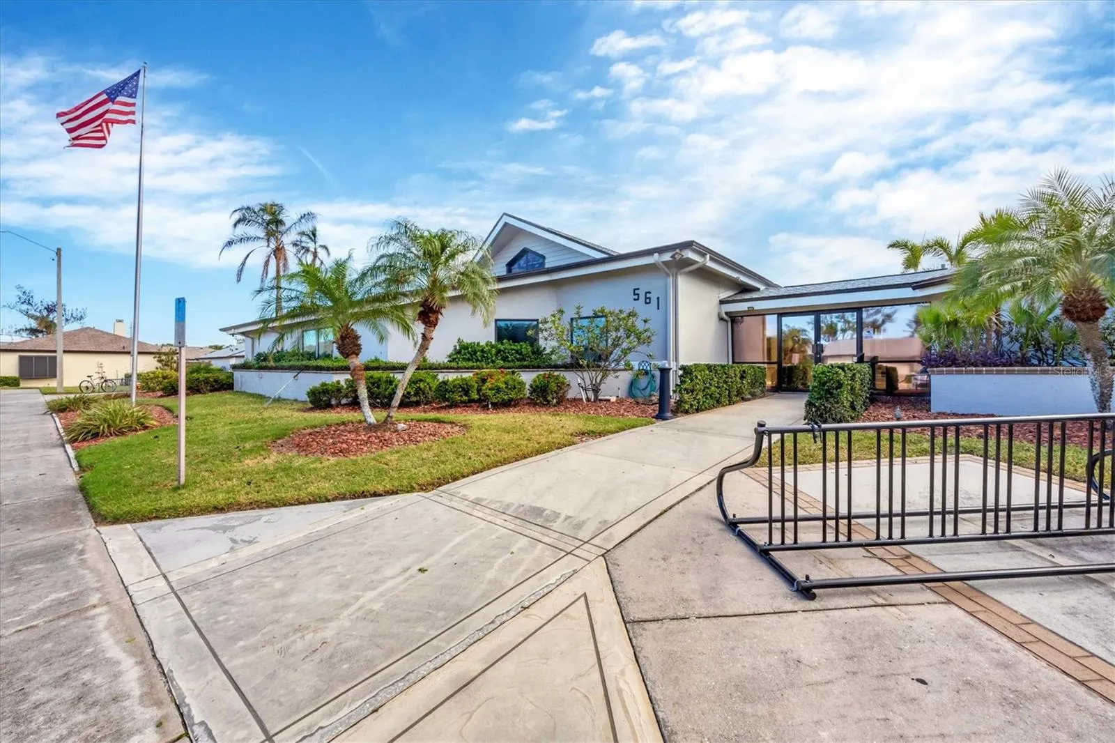 610 APPLE LN