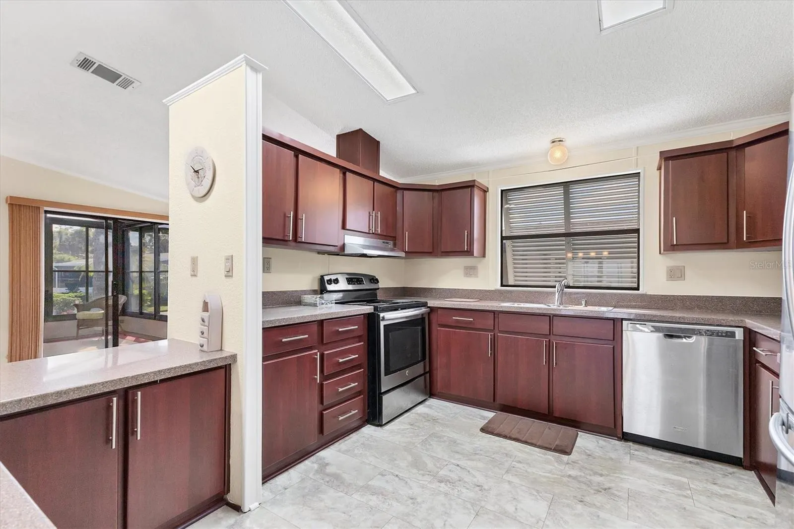 810 MANCHESTER CT