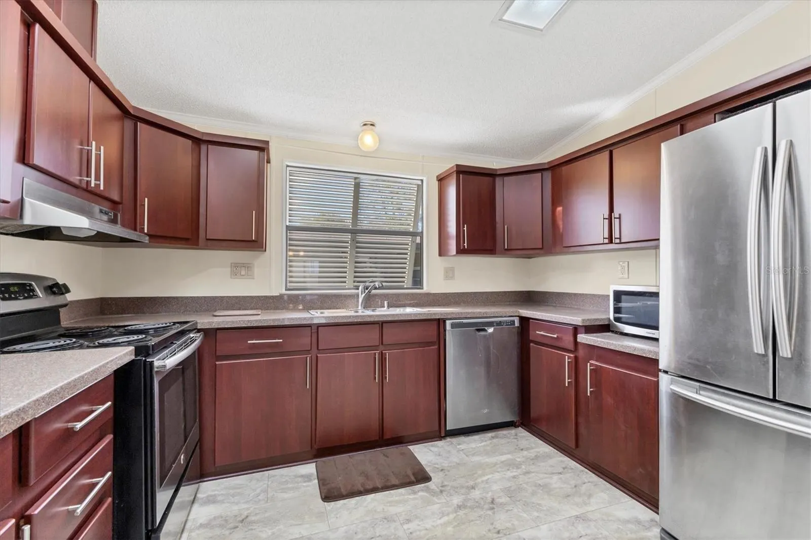 810 MANCHESTER CT