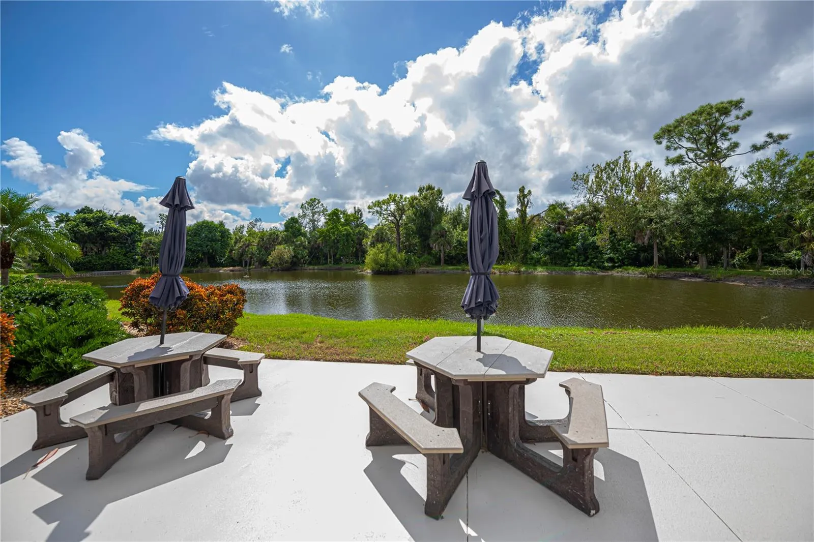 425 CYPRESS FOREST DR