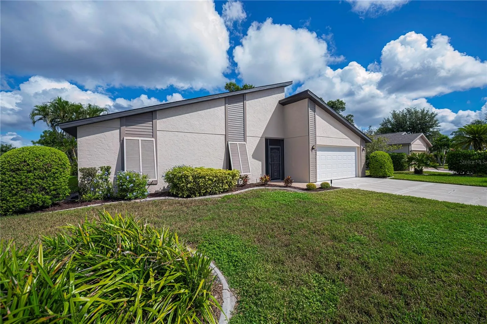 425 CYPRESS FOREST DR