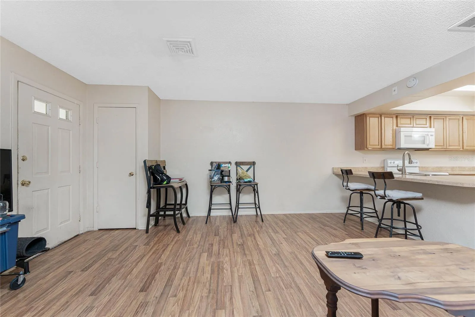 120 W PERRY LN