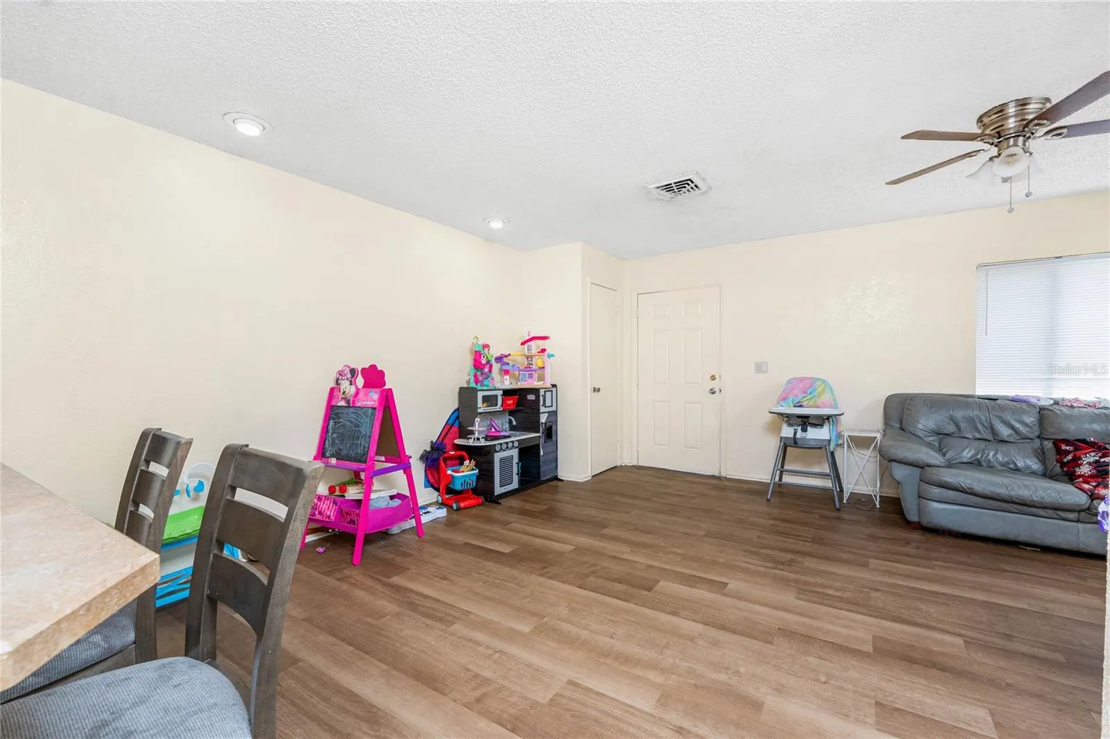 120 W PERRY LN