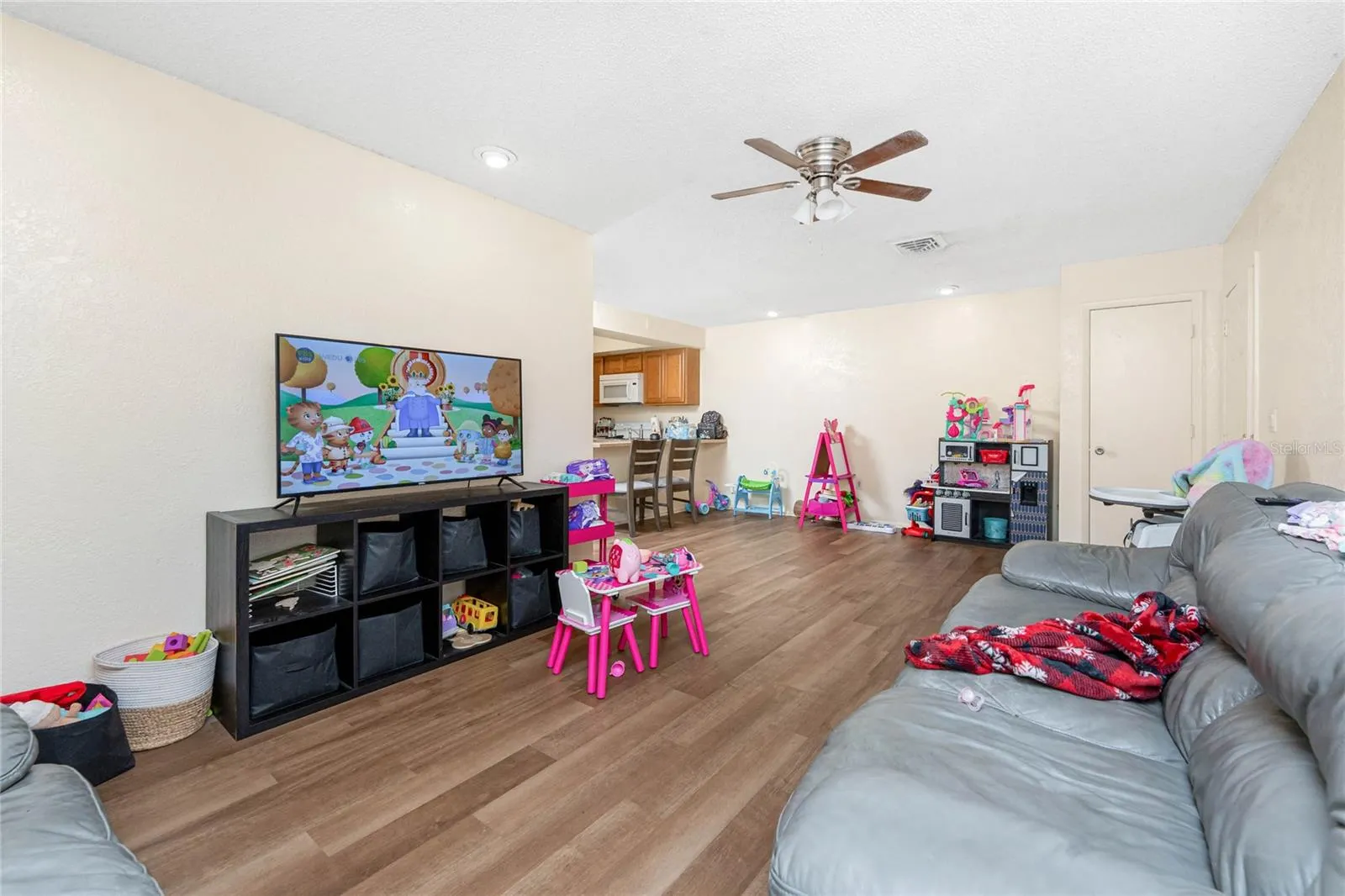 120 W PERRY LN