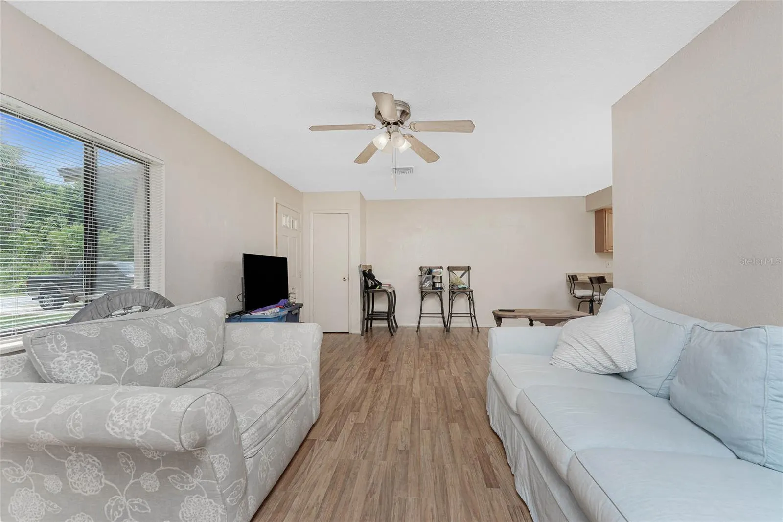120 W PERRY LN
