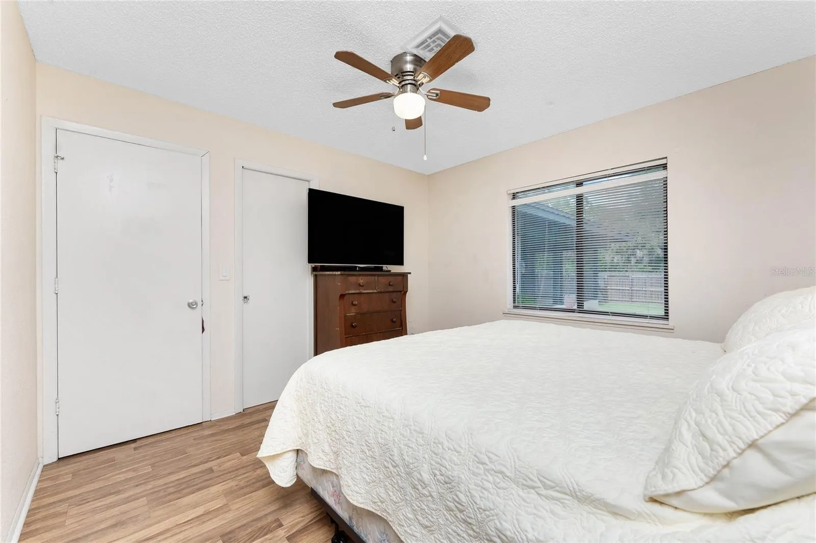 120 W PERRY LN