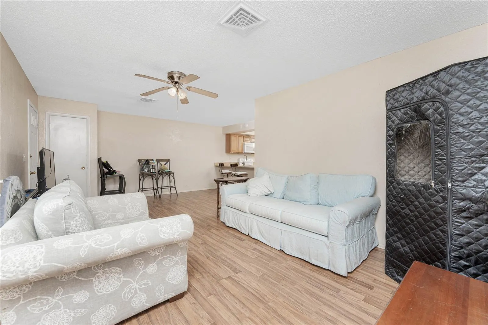 120 W PERRY LN