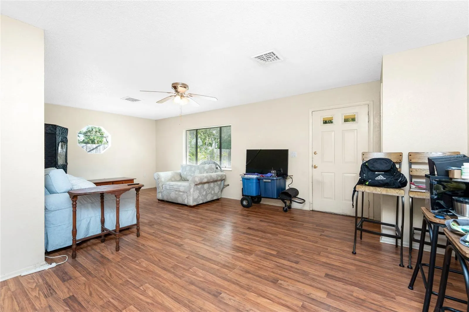 120 W PERRY LN