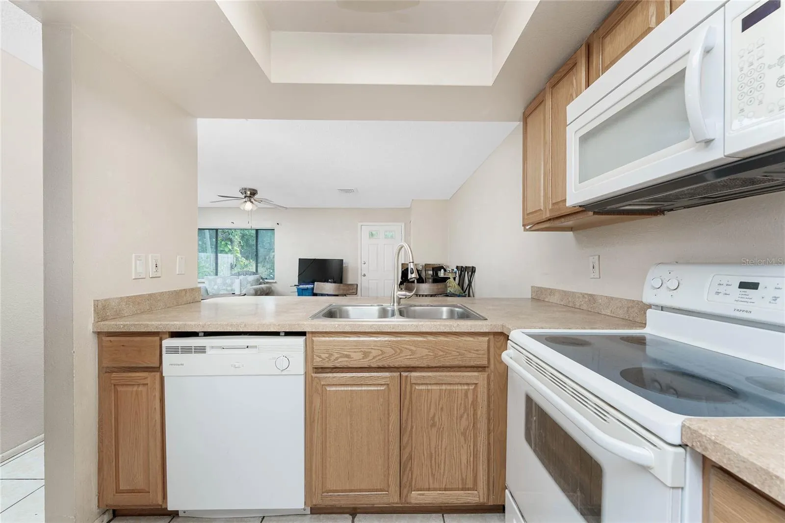 120 W PERRY LN