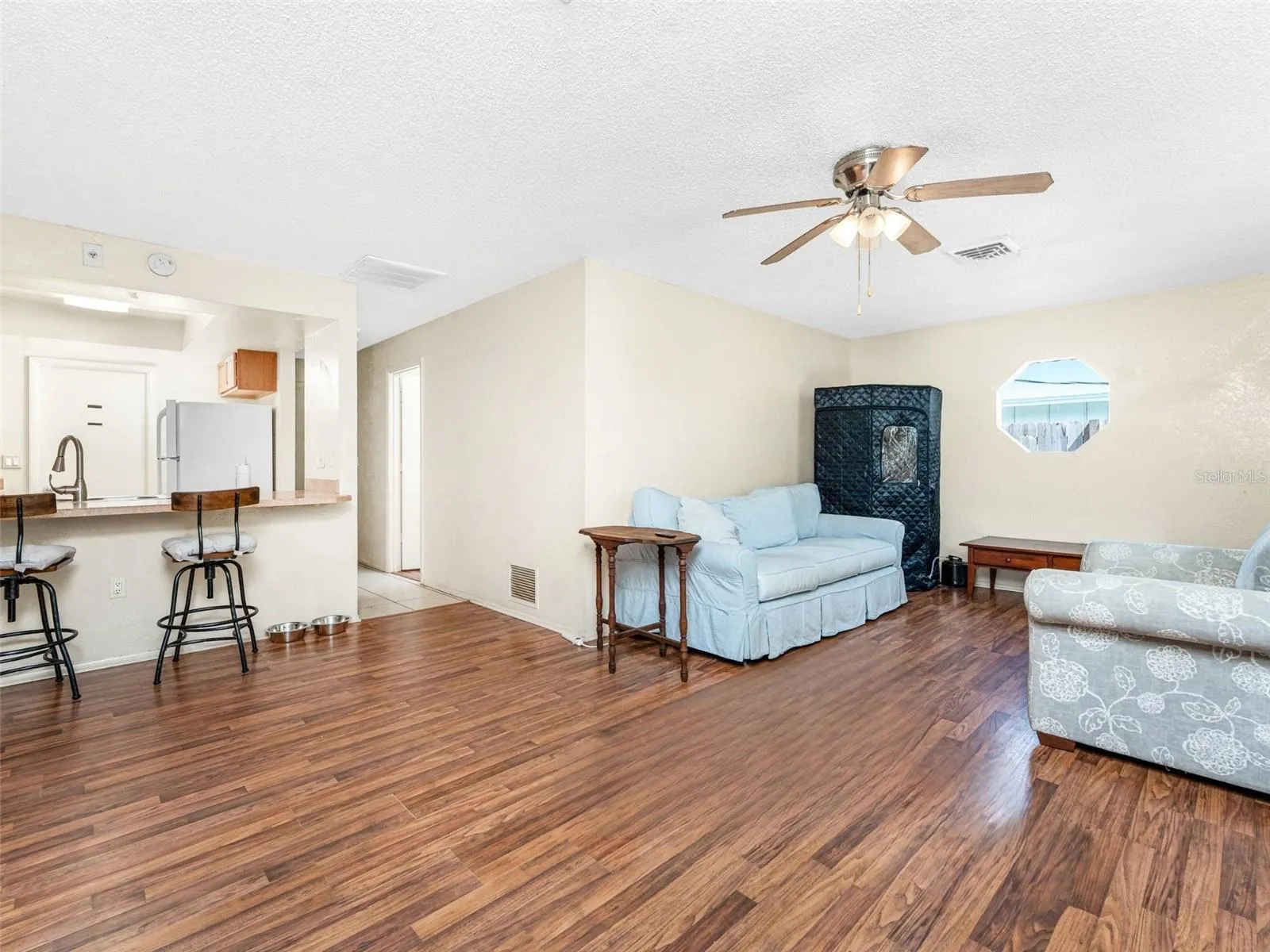 120 W PERRY LN