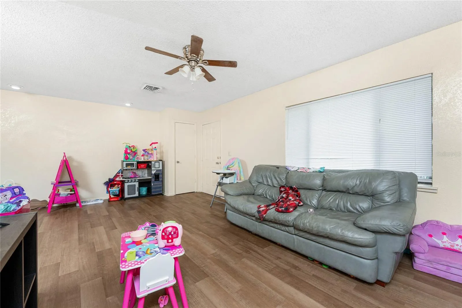 120 W PERRY LN