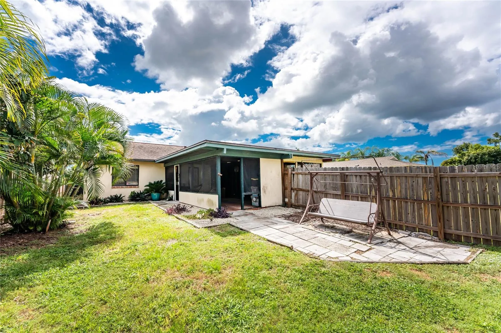 120 W PERRY LN
